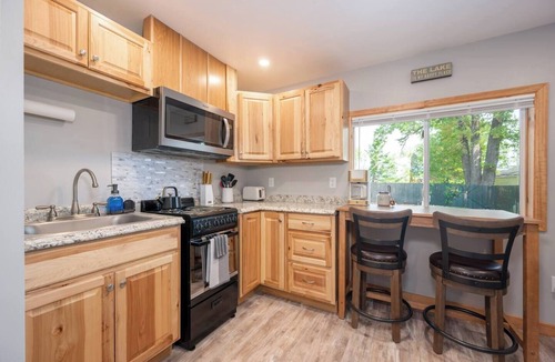 Grand Rapids Apartment | Sunset Cottage | McKinney Lake Cottages