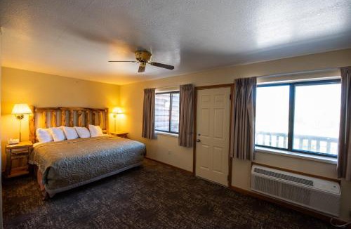 Mackinaw City Hotel | Super 8 by Wyndham Bridgeview of Mackinaw City