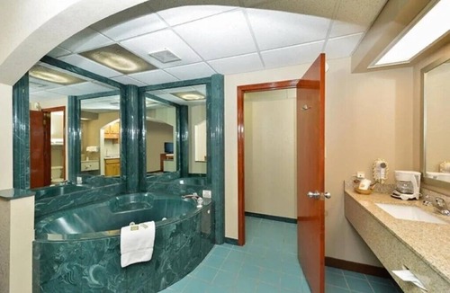 Clarksville Hotel | Super 8 by Wyndham Clarksville Northeast