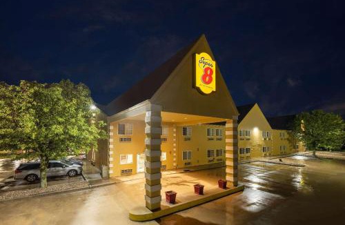 De Soto Hotel | Super 8 by Wyndham De Soto