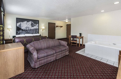 Fountain Hotel | Super 8 by Wyndham Fountain