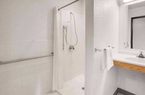 Grayling Hotel | Super 8 by Wyndham Grayling