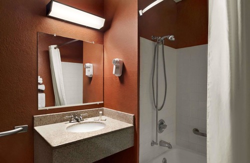 Kalamazoo Hotel | Super 8 by Wyndham Kalamazoo