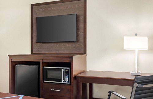 Lenexa Hotel | Super 8 by Wyndham Lenexa Overland Park/Mall Area