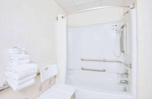 Port Clinton Hotel | Super 8 by Wyndham Port Clinton