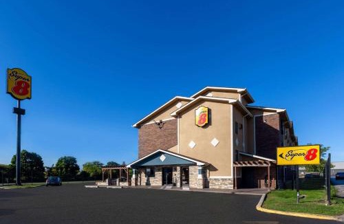 Roseville Hotel | Super 8 by Wyndham Roseville/Detroit Area
