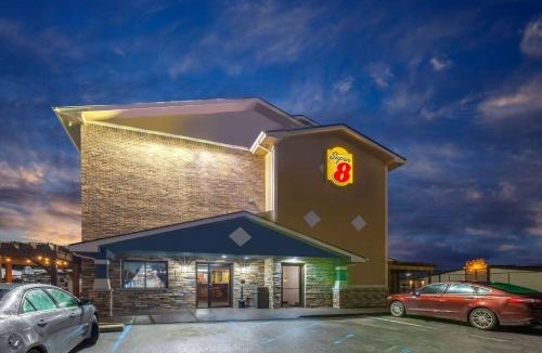 Roseville Hotel | Super 8 by Wyndham Roseville/Detroit Area