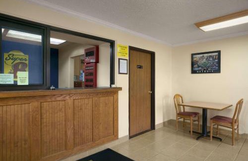 Saginaw Hotel | Super 8 by Wyndham Saginaw