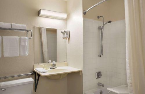 Saginaw Hotel | Super 8 by Wyndham Saginaw