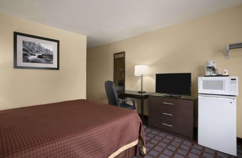 Saginaw Hotel | Super 8 by Wyndham Saginaw