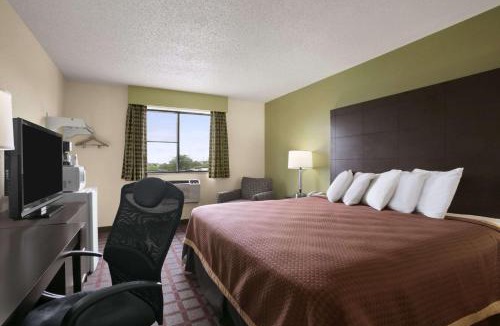 Saginaw Hotel | Super 8 by Wyndham Saginaw