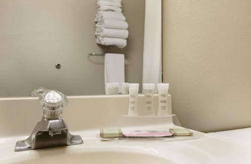 Sioux Falls Hotel | Super 8 by Wyndham Sioux Falls/41st Street
