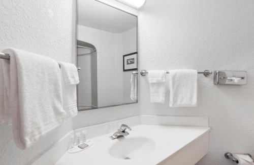 Sault Ste. Marie Hotel | Super 8 by Wyndham Sault Ste. Marie