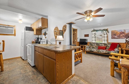 Rapid City Cabin | Super Clean Cabin Thirty Minutes from Mt Rushmore - In Rapid City On Canyon Lake Thirty Minutes from Mt Rushmore