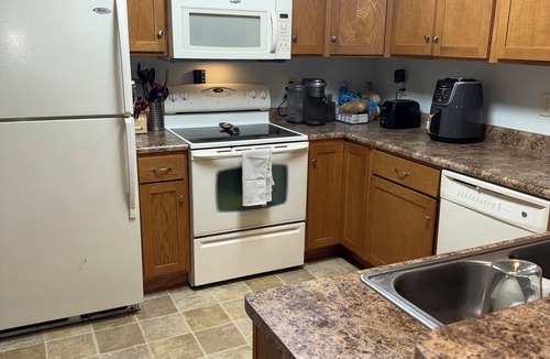 Oshkosh House | Superb 2-bedroom house in Oshkosh - WALKING DISTANCE TO EAA