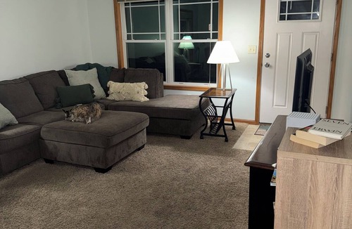 Oshkosh House | Superb 2-bedroom house in Oshkosh - WALKING DISTANCE TO EAA