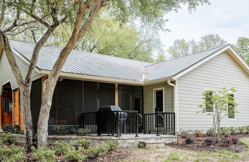 Bronson House | Superior Queen Two-Bedroom Cottage