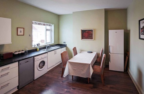 North Bitchburn Apartment | Superking beds, spacious and comfortable first floor apartment near town centre