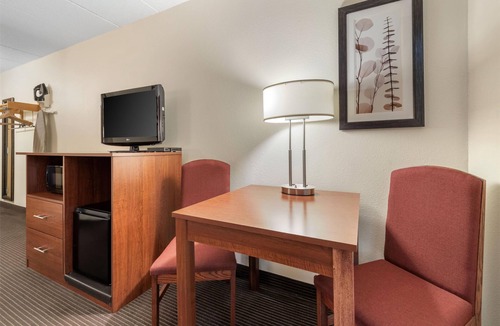 Litchfield Hotel | SureStay Plus Hotel by Best Western Litchfield