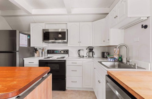 Orleans House | Sweeping Water Views, Walk to Town, Outdoor Shower!