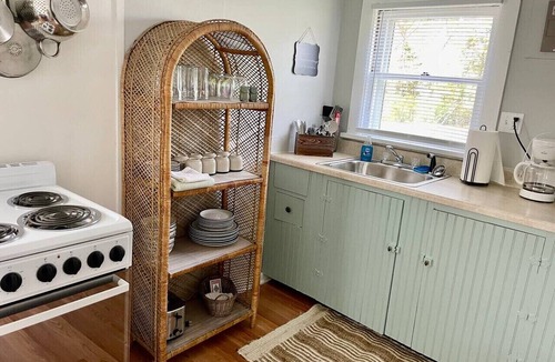 Geneva-on-the-Lake Cottage | Sweet and Cozy GOTL 2 Bdr Cottage- Pet Friendly!