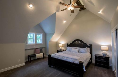 Sugarcreek House | Sweet Private Cabin with Jacuzzi and Fire Pit in Ohio