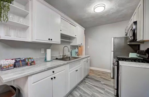 Terre Haute House | Tangerine Tranquility~ 2BR Grill 6 Mins to ISU