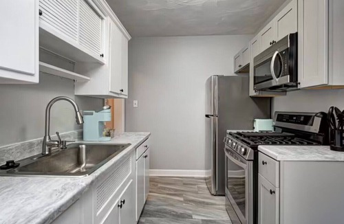 Terre Haute House | Tangerine Tranquility~ 2BR Grill 6 Mins to ISU
