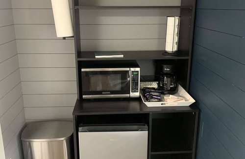 Roscommon Apartment | TeePee Room 5- Newly Renovated