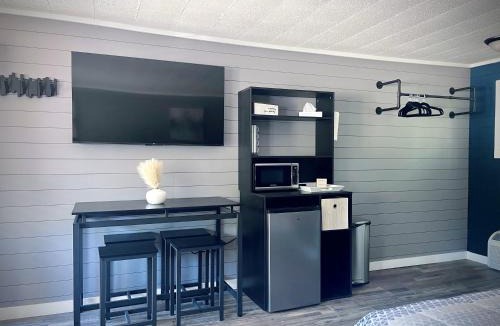 Roscommon Apartment | TeePee Room 9-Newly Renovated
