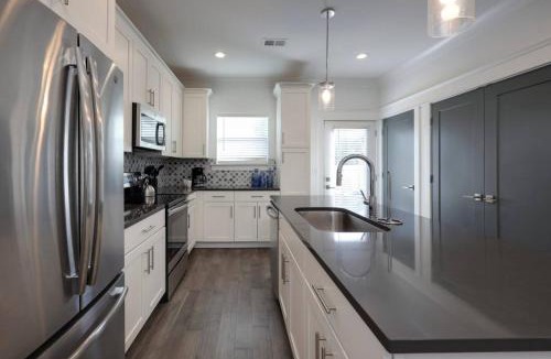 Charlotte Park House | Ten Minutes to Broadway Music City Modern Townhome