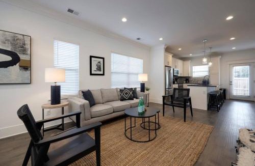Charlotte Park House | Ten Minutes to Broadway Music City Modern Townhome