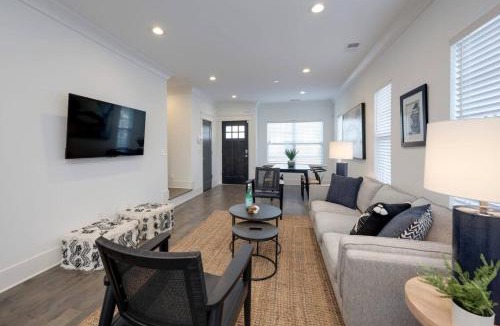 Charlotte Park House | Ten Minutes to Broadway Music City Modern Townhome