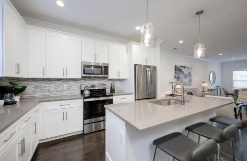 Charlotte Park House | Ten Minutes to Broadway Modern Gated Townhome