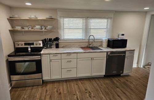 Taylor Berry House | Terrific 4-bedroom house with AC in Louisville
