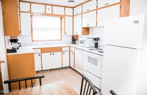 Bismarck House | The 13th Street Stay, Clean, Quiet & Central