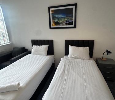 Newcastle-upon-Tyne Apartment | The Bake Apartment - 5 bedroom Large Apartment sleeps up to 16 person