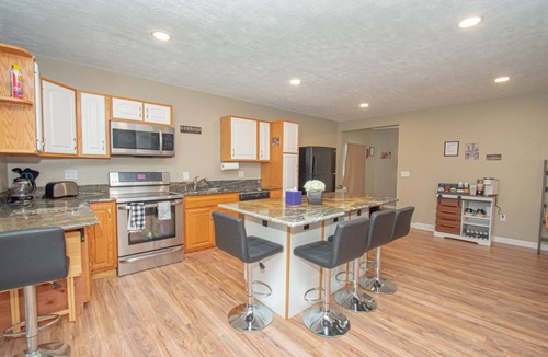 Miamisburg Apartment | The Barbershop-Luxury 2 bd/2bth in DWTN Miamisburg