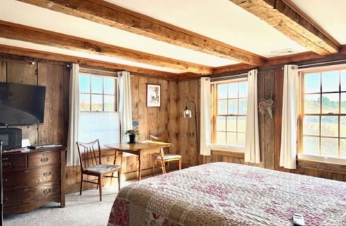 North Berwick Hotel | The Barnboard Room-Unit 3- Farmstay Close to Wells, Ogunquit beach & shops
