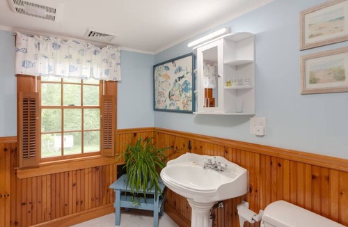 North Berwick Hotel | The Barnboard Room-Unit 3- Farmstay Close to Wells, Ogunquit beach & shops