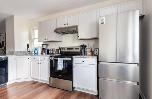Phoenix Hill House | The Bee Sting in Phoenix Hill