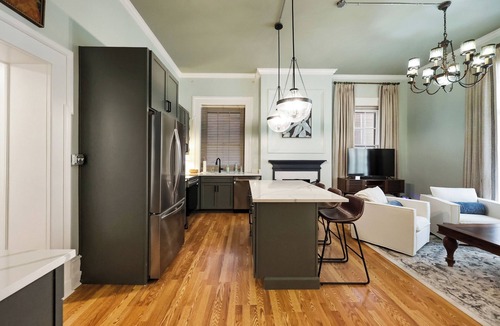 West Suburb Apartment | The Bell-Smith Suite at Historic Indigo House with Garden near Rupp Arena