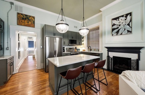 West Suburb Apartment | The Bell-Smith Suite at Historic Indigo House with Garden near Rupp Arena