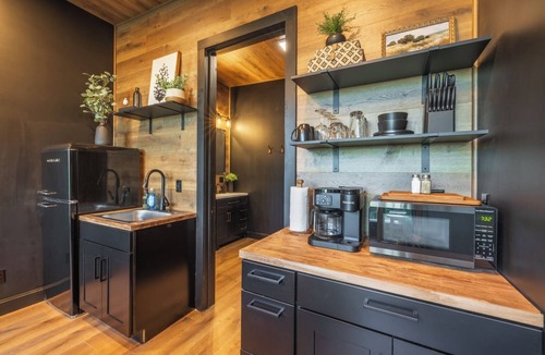New Plymouth Cabin | The Blackbird Tiny Home- Hot Tub, Sauna & PetFriendly