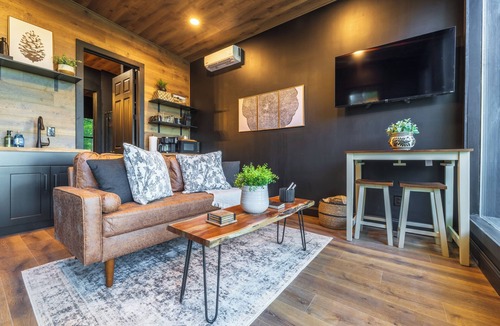 New Plymouth Cabin | The Blackbird Tiny Home- Hot Tub, Sauna & PetFriendly