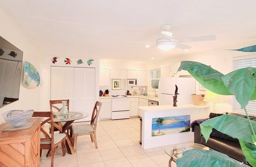 Raymonde Shores Cottage | The Blue Dolphin Beach Cottage - Bring your bathing suit and your pup!