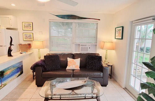 Raymonde Shores Cottage | The Blue Dolphin Beach Cottage - Bring your bathing suit and your pup!