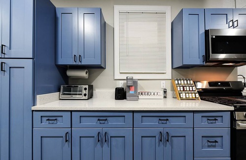 Mount Washington Apartment | The Blue Haven - Newly Renovated 3BR, 8 mins to Downtown & Pet-Friendly