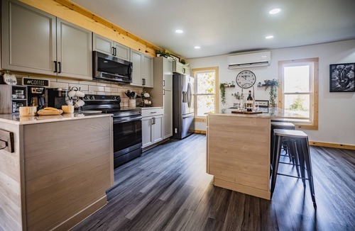 Logan House | The Boch Hollow Farmhouse at Hocking Hills Hideaway Acres