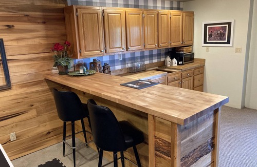Springfield Cabin | The Bourbon Lodge - Log home escape, Bourbon Trail, sunsets, peaceful retreat